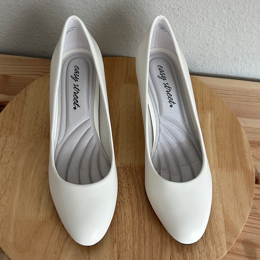 Easy Street Fabulous Womens Round Cone Heel Pumps